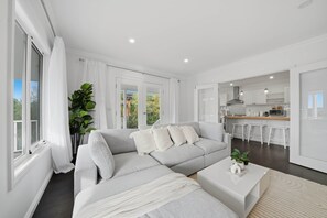 TV - Modern Camrise Retreat | Near Hobart Airport (Cambridge)