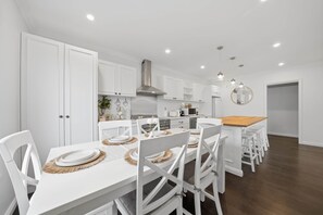 Dining - Modern Camrise Retreat | Near Hobart Airport (Cambridge)