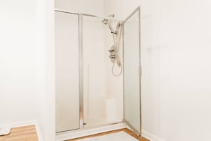 Regadera, secadora de cabello, toallas, shampoo 