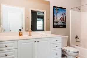 Shower, hair dryer, towels, shampoo - Bay Creek Retreat Near Beach & Golf + Incl. Bikes (Cape Charles)