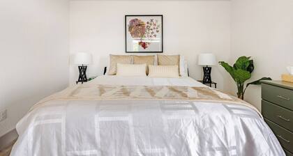 Luxury Riverwalk Penthouse Pool & Skyline Views