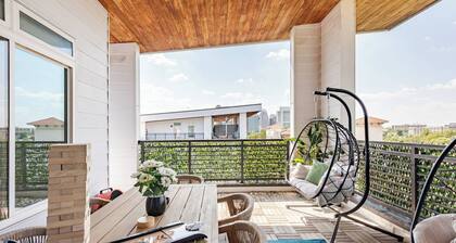 Luxury Riverwalk Penthouse Pool & Skyline Views