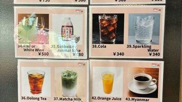 Un panel de menú con diversas opciones de bebidas y sus precios.