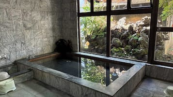 Chuveiro/banheira combinados, secador de cabelo, toalhas de banho