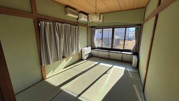 Habitación triple, vista a la montaña | Wifi gratis y ropa de cama