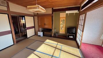 Quadruple Room, Mountain View | Free WiFi, bed sheets