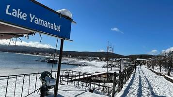 A snowy waterfront with a sign reading 'Lake Yamanakajima!'