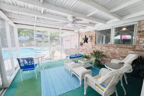 Outdoor dining - 4BR Home W/Pool Perfect for groups Fast Wifi & Parking (Houston)