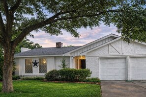 Exterior - 4BR Home W/Pool Perfect for groups Fast Wifi & Parking (Houston)