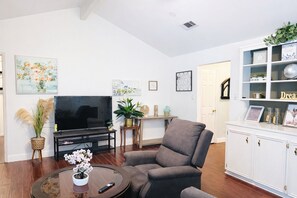 Living area - 4BR Home W/Pool Perfect for groups Fast Wifi & Parking (Houston)