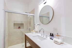 Douche, serviettes fournies, shampooing