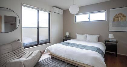 Bright 4BR Home in Ozu Sleeps 11 by Restavio