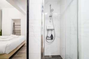 Shower, hair dryer, towels - GuestReady - Cosy Apartment in vibrant Funchal (Funchal)