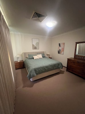 Room - 367 The Avenue - walking distance to town, private (Harvey)
