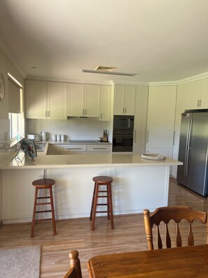 Private kitchen - 367 The Avenue - walking distance to town, private (Harvey)