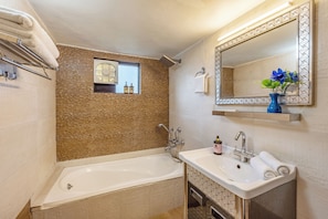 Deluxe Villa | Bathroom - Alaya Stays Rainmist 4BHK PetFriendly (Tungali)