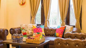 Deluxe Villa | Living area