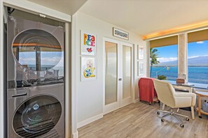 Interior - Celebrate Honeymoon, Anniversary or Birthday...Panoramic Ocean View! (Wailuku)