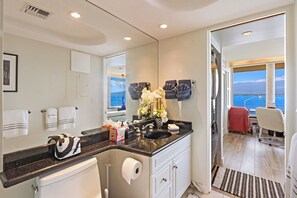Shower, hair dryer, towels, soap - Celebrate Honeymoon, Anniversary or Birthday...Panoramic Ocean View! (Wailuku)