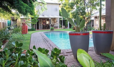 Pool. Arty self-catering cottage nestled in a tranquil garden with calming birdlife.