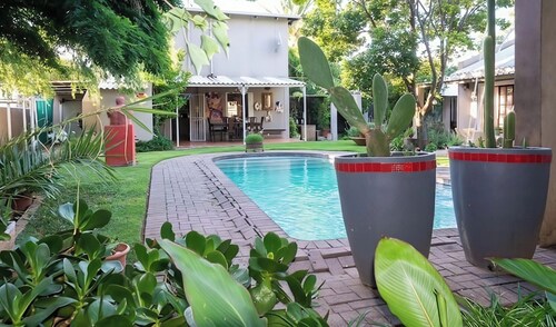 Arty self-catering cottage nestled in a tranquil garden with calming birdlife.