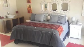 2 bedrooms, WiFi, bed sheets - Arty self-catering cottage nestled in a tranquil garden with calming birdlife. (Parys)