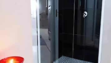 SĂšche-cheveux, serviettes fournies, savon, papier toilette