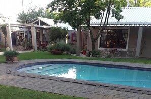 Pool - Arty self-catering cottage nestled in a tranquil garden with calming birdlife. (Parys)