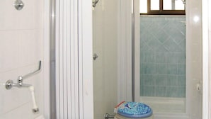 Un baño con inodoro, ducha y lavamanos.