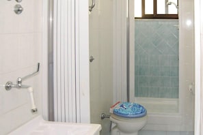 Ein Badezimmer mit Toilette, Dusche und Waschbecken.