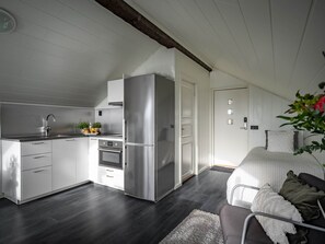 Room - Two houses with seaview and patio, 300m from the ocean and 20 min from Stockholm (Täby)