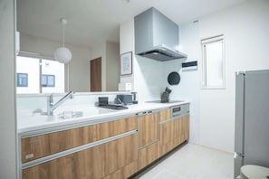 Réfrigérateur, micro-ondes, plaque de cuisson, lave-vaisselle