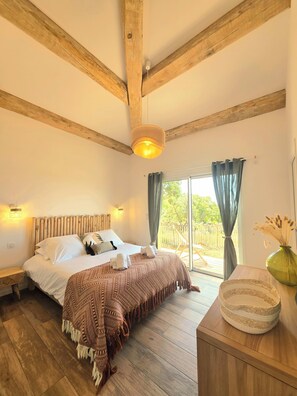 3 slaapkamers, een strijkplank/strijkijzer, gratis wifi, beddengoed
