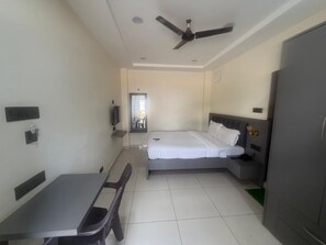 Executive Suite | Premium bedding, free WiFi, bed sheets - The Embassy Inn (Hyderabad)