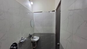 Un bagno con lavandino, specchio e zona doccia.