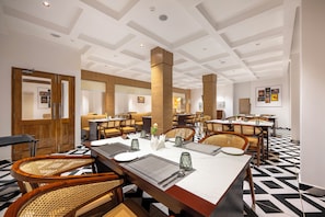 Dining - HOTEL MOUNTAIN MIRAGE (Kumarsain)