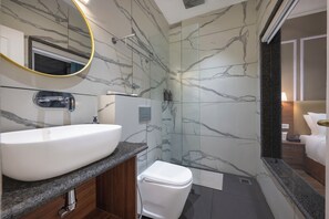 Premium-Einzelzimmer | Badezimmer | Dusche, Handtücher, Seife, Shampoo