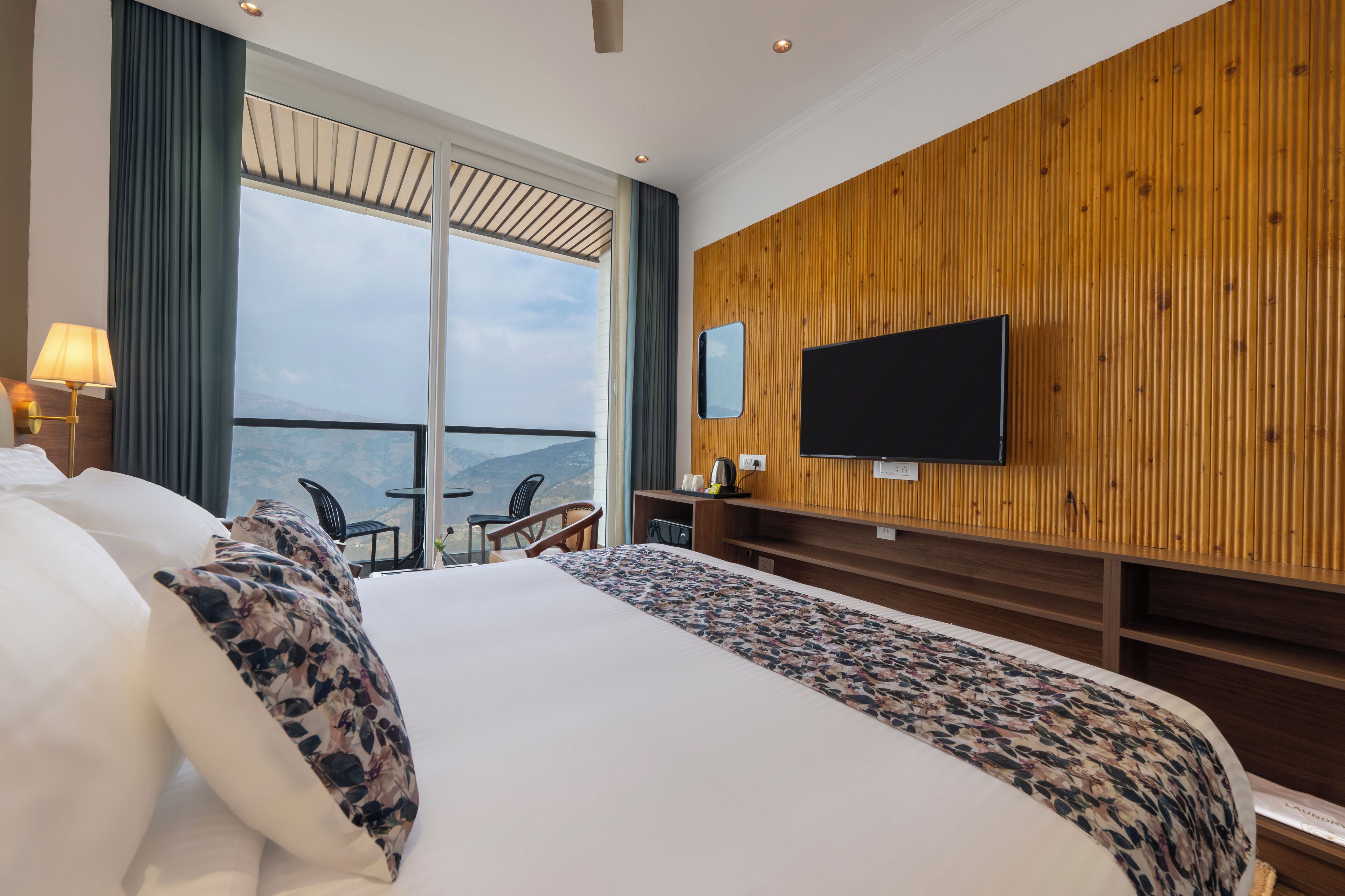 Premium Single Room | Laptop workspace, free WiFi