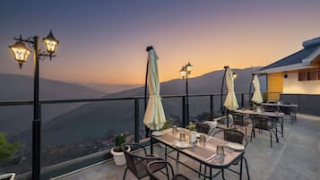 Deluxe Single Room, Mountain View | Outdoor dining