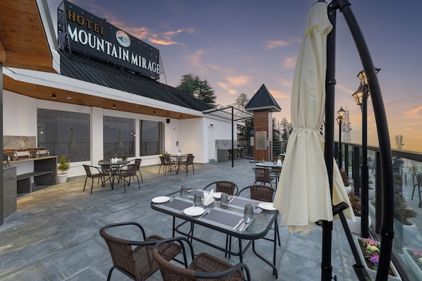 Premium Single Room | Outdoor dining - HOTEL MOUNTAIN MIRAGE (Kumarsain)