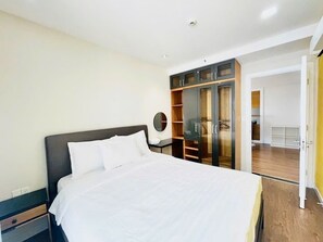 Deluxe Apartment, 2 Bedrooms, Balcony, City View - Sunflower Home - Scenic Valley 2 (Quan Bay)