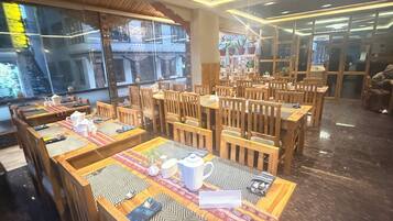 Deluxe Double Room, City View | Dining