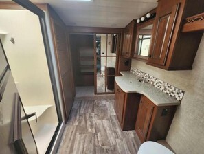 Shower, hair dryer, towels, soap - Mobile home in Sarasota (Sarasota)