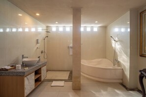 Aksara Putih | Bathroom | Separate tub and shower, free toiletries, hair dryer, towels - Aksara Ubud (Ubud)