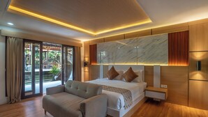 Une chambre moderne avec un grand lit, un canapé, un mur en marbre et une porte-fenêtre coulissante.