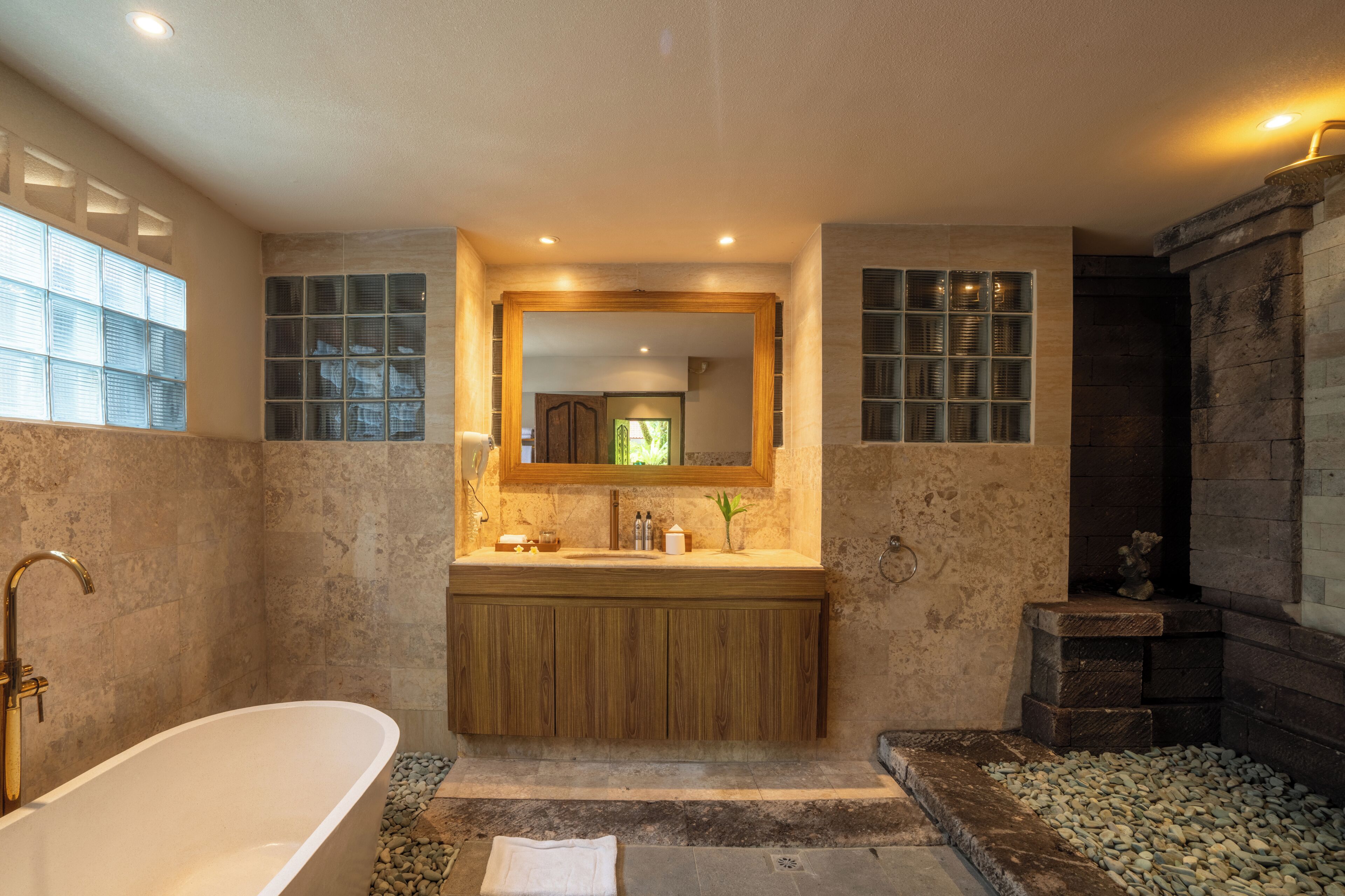 Aksara Taro | Baño | Tina y regadera independientes y amenidades de baño gratuitas 