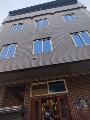 Exterior - Shyama Kishori Dham Vrindavan (Vrindavan)