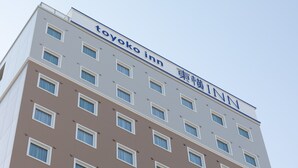 Un edificio de varios pisos con un letrero que dice 'Toyoko Inn'.