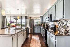 Fridge, microwave, oven, stovetop - Quinlan LakeFront Home Fishing Dock FirePit Kayak (Quinlan)