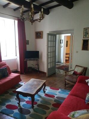 TV - A 5-minute walk from the historic center, La Maison de Josette (L'Isle-sur-la-Sorgue)